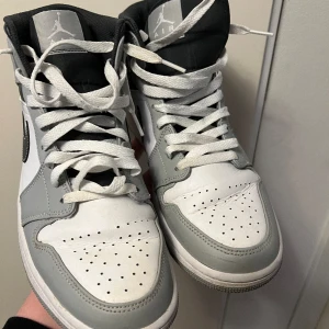 JORDAN 1 "LIGHT SMOKE GREY ANTHRACITE" MID - Storlek:42 Ny pris 3000kr