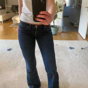 Super snygga bootcut levis jeans. Jag har sytt in dem lite vid benen, kan skicka fler bilder på de, men annars har de super snygg passform och är i bra skick. Midjemått: 38cm rakt över, innerbenslängd: 83cm❤️