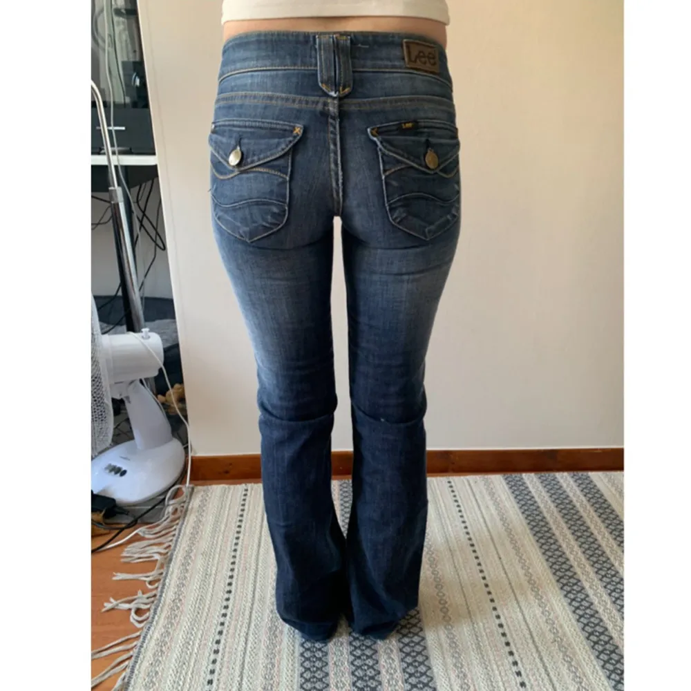 Säljer dessa vintage low rise lee jeans i strlWw26 L36. Skulle säga att den sitter som xxs. Min kompis på bilden är 159 cm lång.. Jeans & Byxor.