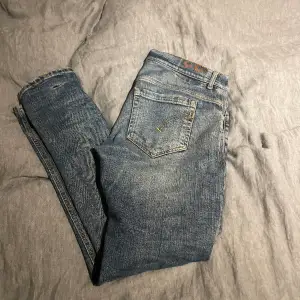 Ett par riktigt feta dondup jeans i modellen george. storlek 33/34 men passar 32/34. nypris 3400kr, mitt pris 500kr. tveka inte på att höra av e rvid frågor eller funderingar👌 Mvh/Gustav 