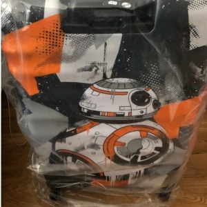 Star wars resväska  - 	77 x 52 x 29 cm (inkl. handtag, hjul, blixtlås, fickor och andra externa delar).  Aldrig använd 
