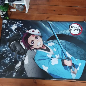 Demon slayer affisch - 60×90cm! Den har döestörda kanter och är uppriven på ett ställe, men det smälter ganska bra in med bakgrunden ❤️