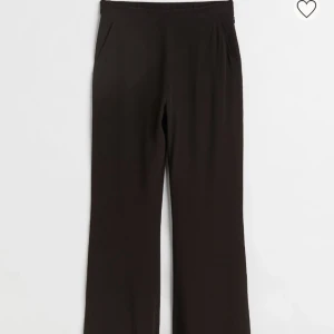 Svarta byxor  - Andvänt dom 4 gånger säljer för att jag vill köpa i större storlek Ser ut som kostym byxor  