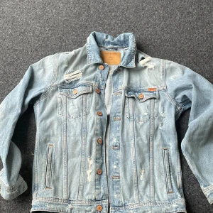 Jeansjacka från Jack & Jones  - Knappast använd och väldigt fin, köparen står för frakt och kan samfrakta 😌