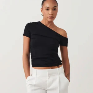 T-shirt  - ”Soft touch asymmetric top” från Gina Tricot i storlek S. Slutsåld. Använd en gång, fint skick. Skriv vid frågor 💕