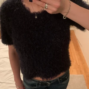 Jättefin tröja i unikt och fluffigt tyg - Perfekt tröja till våren, endast använd några gånger!💞