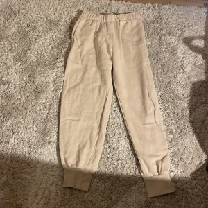  mjukisbyxor  -  beiga mjukis byxor  nästan oanvända och mysiga