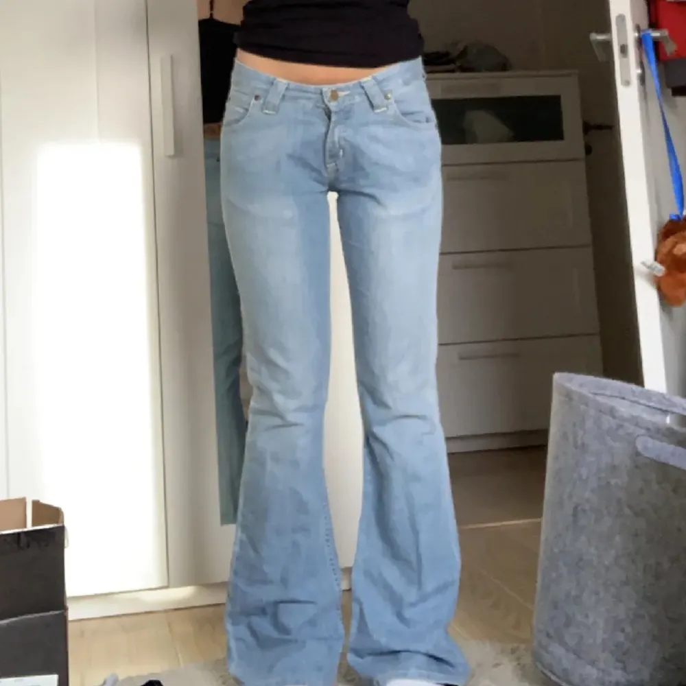 Så snygga lågmidjade jeans i modellen bootcut från Lee. Har inga defekter och matrialet är ganska stretchig. Säljer på grund av att de är för långa för mig❤️ Midjemåttet: 36-37cm (tvärs över)  Innberbenslängden: 82cm. Jeans & Byxor.