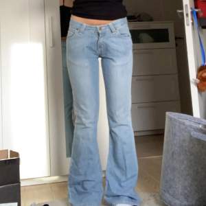 Så snygga lågmidjade jeans i modellen bootcut från Lee. Har inga defekter och matrialet är ganska stretchig. Säljer på grund av att de är för långa för mig❤️ Midjemåttet: 36-37cm (tvärs över)  Innberbenslängden: 82cm