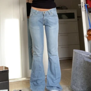 Lågmidjade flare jeans  - Så snygga lågmidjade jeans i modellen bootcut från Lee. Har inga defekter och matrialet är ganska stretchig. Säljer på grund av att de är för långa för mig❤️ Midjemåttet: 36-37cm (tvärs över)  Innberbenslängden: 82cm
