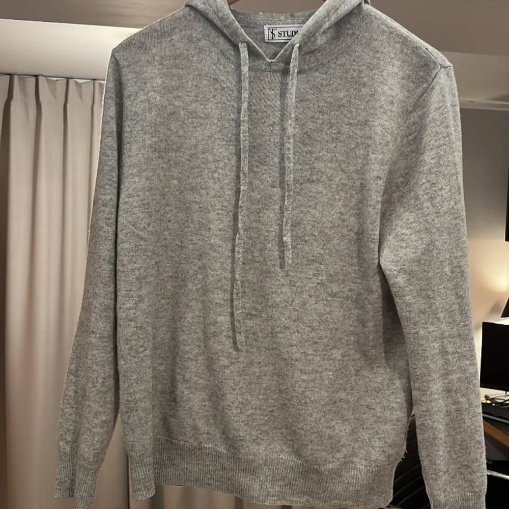 Säljer grå cashmere hoodie storlek medium från st studios! Säljer pga att den är för liten! Använd fåtal gånger, Pris går att diskuteras. Nytt pris 1700, mitt 1199. Hoodies.