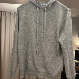Säljer grå cashmere hoodie storlek medium från st studios! Säljer pga att den är för liten! Använd fåtal gånger, Pris går att diskuteras. Nytt pris 1700, mitt 1199