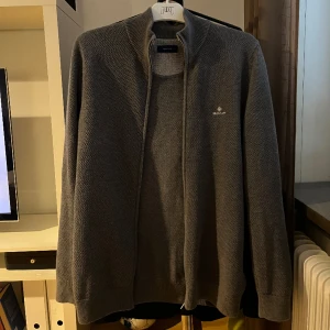 Gant hel zip - Fin hel zip ifrån Gant i storlek M men passar lite större. Tveka it på att skriva om du undrar något 