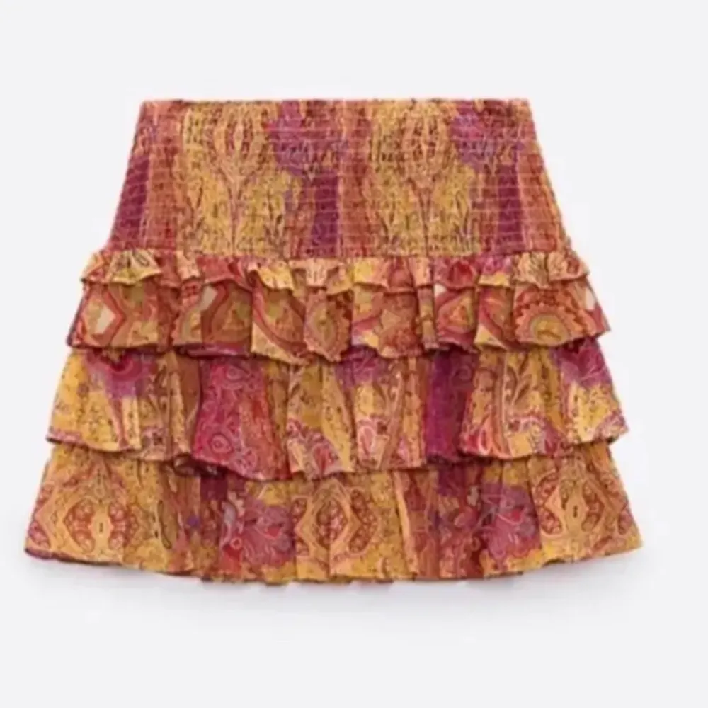 Säljer denna populära kjol ifrån Zara i stl s, då den inte kommer till användning💗 Endast andvänd 1 gång!💗Först till kvarn!. Kjolar.
