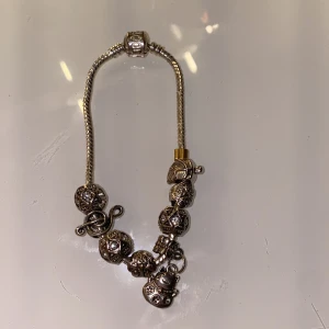 Pandora armband💗 - Jag säljer mitt pandora armband då det inte kommer till användning längre. Det är ett silvrigt armband med åtta berlocker. Där man stänger armbandet går upp ganska lätte men annars funkar det fint!pris kan diskuteras. Köparen står för frakt💗