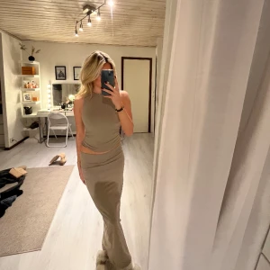 Beige sett - Beige sett med linne o lång kjol aldrig använt