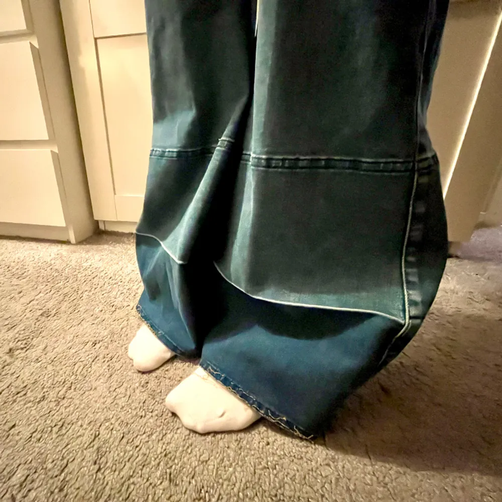 Jätte fina Bootcut jeans från Carin Wester med coola detaljer ner till, i ny skick och aldrig använda med prislapp kvar. Tyvärr för långa för mig men passar dig som är över 170+. Modellen på bilden är 175💘. Jeans & Byxor.