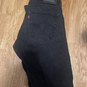 Levis jeans storlek 32/34 i bra skicka använda fåtal gånger som passar bra till allt hör av er vid funderingar