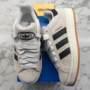 Adidas Campus 00s ”Crystal White” - Helt nya och oanvända Adidas Campus 00s ”Crystal White”. Storlek: 38 2/3. Pris: 1499. Skicka ett meddelande vid intresse. Köp tryggt och snabbt hos oss. Många nöjda kunder😊