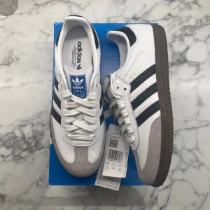 Adidas Samba OG ”Cloud White Core Black” - Helt nya och oanvända Adidas Samba OG “Cloud White Core Black”. Storlek: 39 1/3. Pris: 1399+frakt. Skicka ett meddelande vid intresse. Köp tryggt och snabbt hos oss. Många nöjda kunder😊