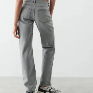 Grå low waist jeans i storlek 32 (sitter som 34)Säljer då de är för små för mig.  Nypris 499. De är i super fint skick, förutom en liten svart prick (se bild 3) inget som man tänker på eller syns på men den går tyvärr inte bort. 
