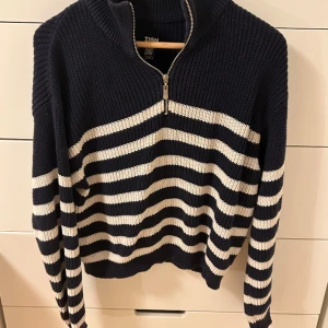 Halv Sip up tröja - Stickad randig tröja med halv dragkjedja Badvänligt vid ett par tillfällen  Gott skick Säljer då den inte kommer till användning längre