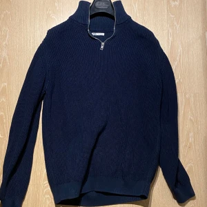 Half zip tröja  - Säljer denhär half zipen från zara. Den är lite tjockare material men jätte bekväm. Storlek M