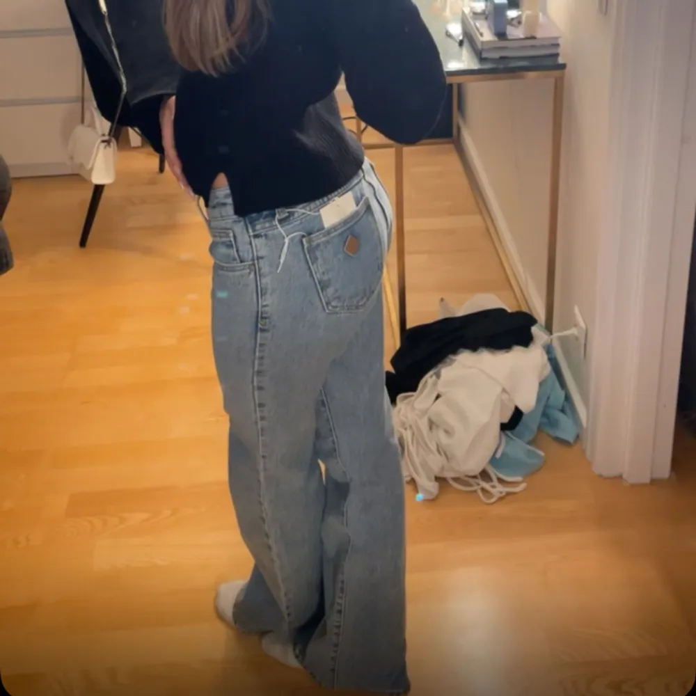 Säljer nu mina fina abrand jeans i storlek 24 i modellen som heter A 99 Low Boot Ariane😍 jag köpte de för 1000kr men säljer för 700. De är heeelt nya har bara testat dom hemma. För mer bilder eller frågor tveka inte på att skriva🫶🏻. Jeans & Byxor.