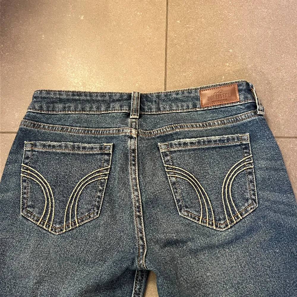 Midja: 74, Innerben: 77💓 Lågmidjade bootcut jeans. Använda få gånger (är som nya) 💓Jag är 170cm . Jeans & Byxor.