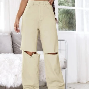 Jeans - Gula jeans. Mer ljusgula på riktigt än som ses på bilden. Tunnare jeansmaterial. Inte använda. 