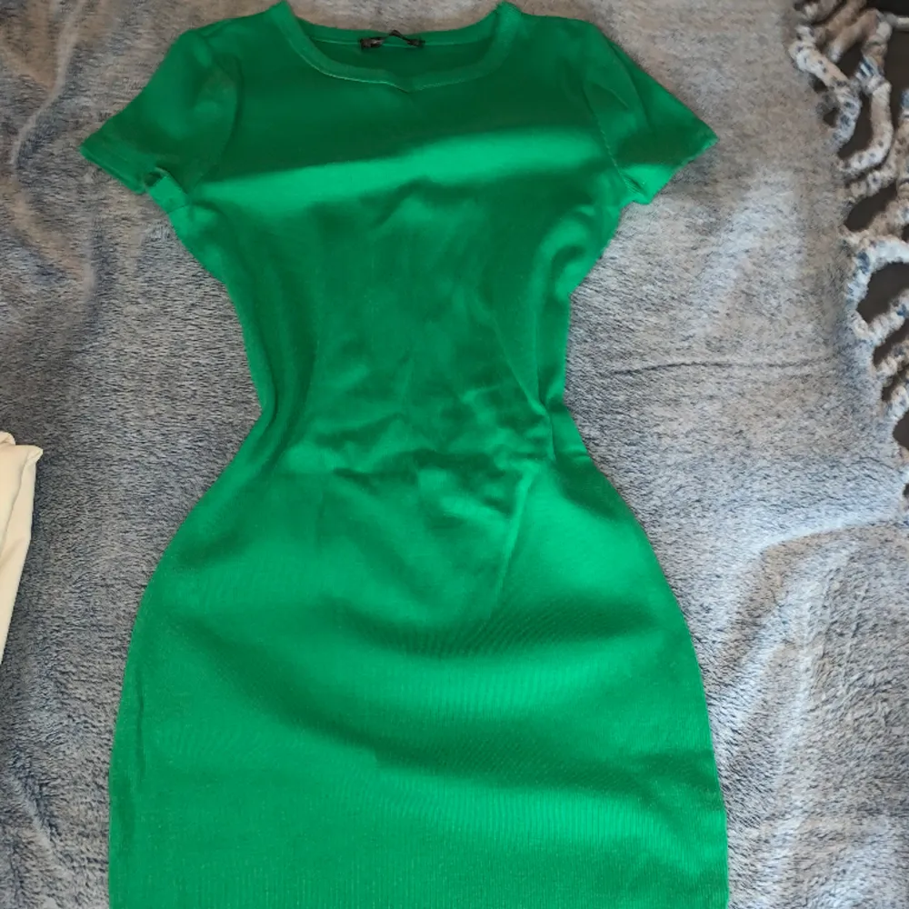 Emerald grön figursydd klänning slutar mitt på låren. Formar kroppen såååå fint men kommer ej till användning. Stretchigt material. Klänningar.