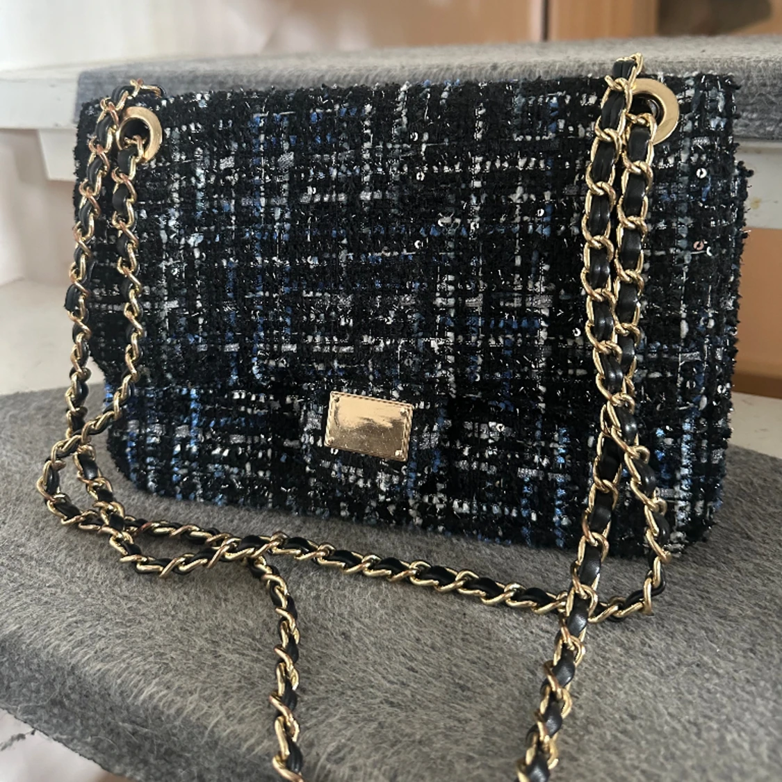 Glittrig väska med guld detaljer