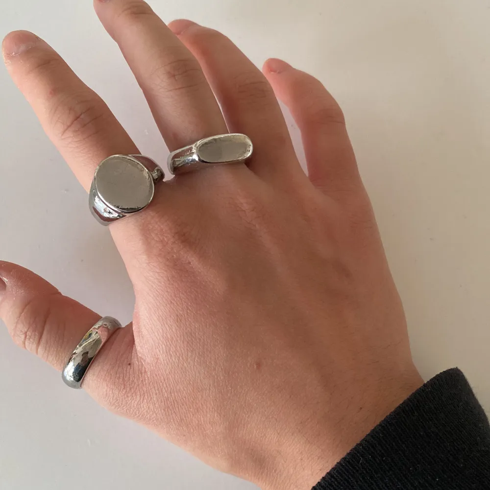 Så snygga ringar i gott skick! Säljer då de tyvärr är för stora för mig. 18-19 mm i diameter. Priset är för alla ringar tillsammans🌟. Accessoarer.