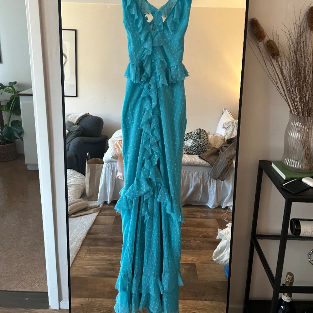 En ljusblå/turkos klänning från ASOS design i storlek 36🩵 Jag är 155 cm lång och säljer den pga den är för lång, den är alltså helt oanvänd bara provad.  Perfekt för tex bal, examen eller andra fina tillfällen!. Klänningar.