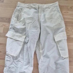 Harlaut cargo byxor - lite smutsiga men det går bort i tvätten. Annars bra skick