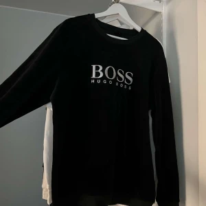 Hugo boss sweatshirt velour  - Knappt använd, som ny. Storlek L passar även M