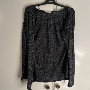 Glittrig kofta - Säljer en glittrig kofta som inte kommer till användning är i storlek 158/164 men är stor i storleken så är som S!🥰