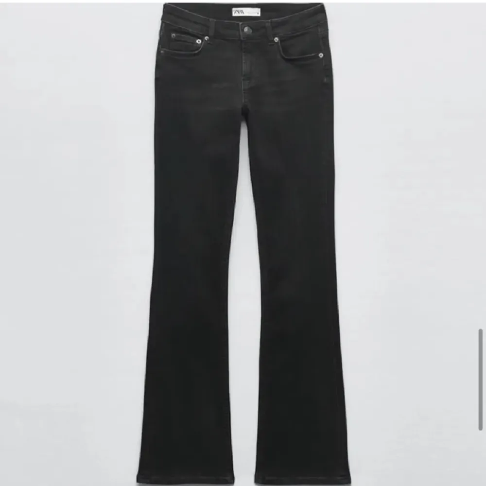Jätte fina trendiga low waist bootcut jeans från zara. Inga defekter. Helt slutsålda❣️. Jeans & Byxor.