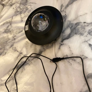 Galax lampa - Funkar perfekt(kontrollen som man kan ändra färg med och så är borta ska leta upp den när jag fått en köpare😊)