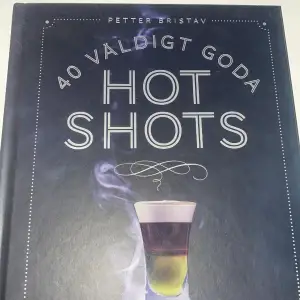 Bok med många hot-shots recept, trevligt om man vill utöka kunskap om hur man gör goda, unika hot shots!  Boken har bara stått som dekoration och aldrig använd❤️‍🔥
