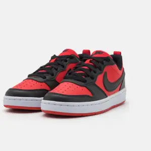 Nike skor i stolek 35,5🤍använda endast fåtal gånger så inte i nyskick men sparsamt använda, dom privat för mer bilder på skorna🤍mitt pris:600kr nypris: 750kr🤍färg röd, vit och svart 