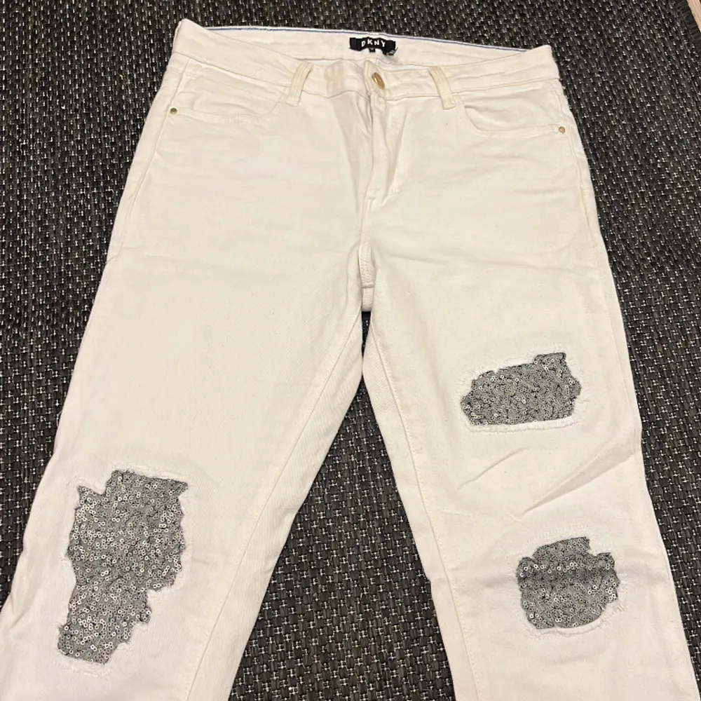 Fint skick! Vita jeans med paljetter, så fin detalj. Dem är korta i modellen. Jeans & Byxor.