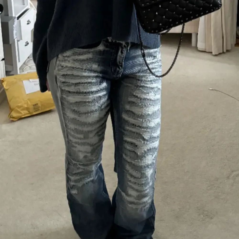 Köpte dessa sjukt snygga jeansen på plick (aldrig använd) Aldrig användna, i helt nyskick. Nypris: 1200 kr. Kan tänka mig stt gå ner i pris vid snabb affär. Jeans & Byxor.
