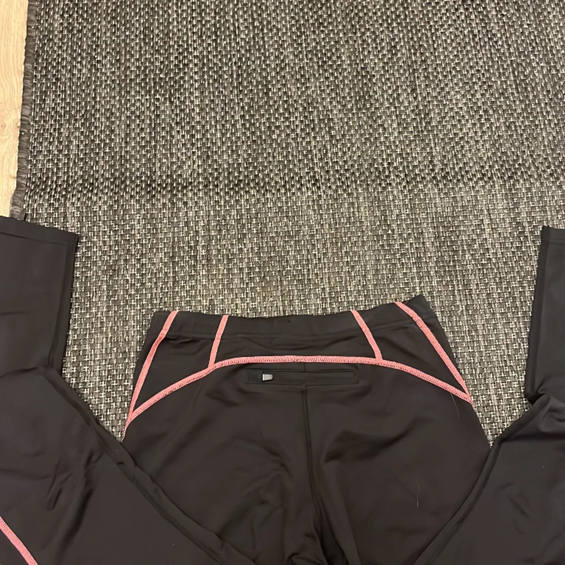 Träningstights med rosa detaljer  - 91