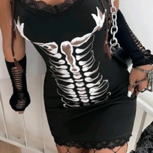 Skelletklänning - En skelettklänning i XL, lite mindre i storleken! Säljer så jag anvönt den typ 1 gång och den är verkligen inte min stil längre🥰