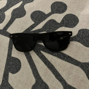 Ray-ban glasögon  - Ray-ban solglasögon i bra skick. Perfekt till sommaren.