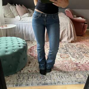 Superfina jeans med låg midja, har en liten defekt som visas på sista bilden!❤️