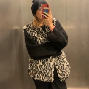 Leopard väst - Så himla snygg pälsväst med leopard mönster!! 