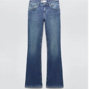 Lågmidjade jeans zara - Säljer dessa lågmidjade jeans från zara då jag inte får någon användning för de. De är använda ett fåtal gånger så de är i jättebra skick. De är bara att höra av er angående frågor annars går det bra att trycka på köp nu 💋🥂💓