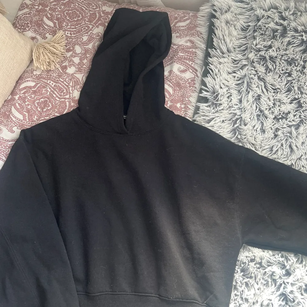 Svart Hoodie från stradivarius, köpte för 219 säljer för 140 i storlek M. Hoodies.